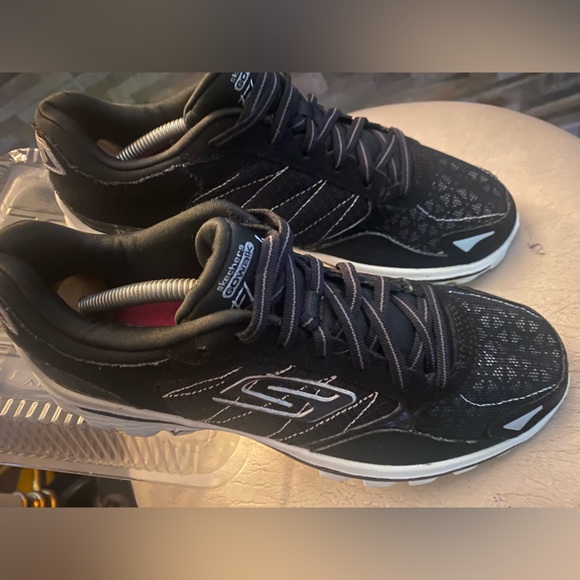 (EUC) SKECHERS WOMENS GO WALK FLASH SIZE 7 BLACK/WHITE EXCELLENT CONDITION - Picture 2 of 9